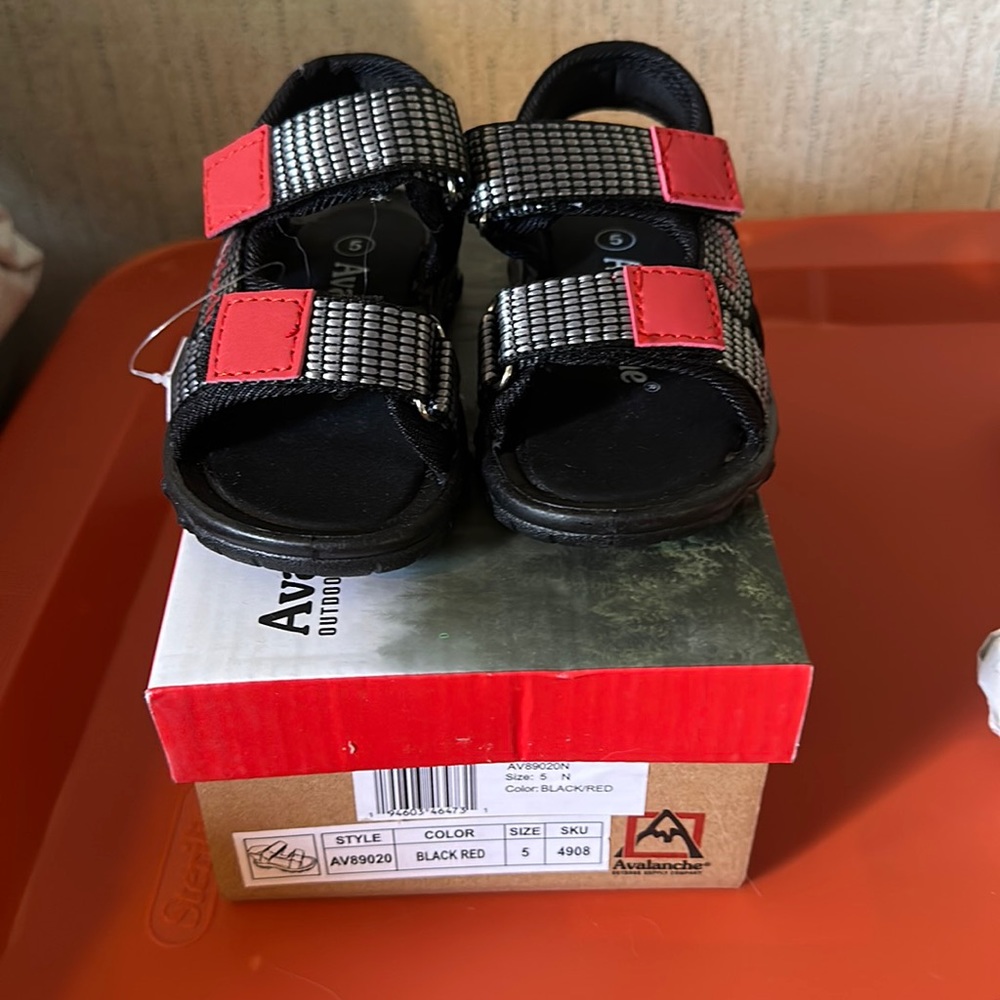 AVALANCHE TODDLER BOYS STRAPPY SANDAL: BLACK/RED: NIB: SZ 5